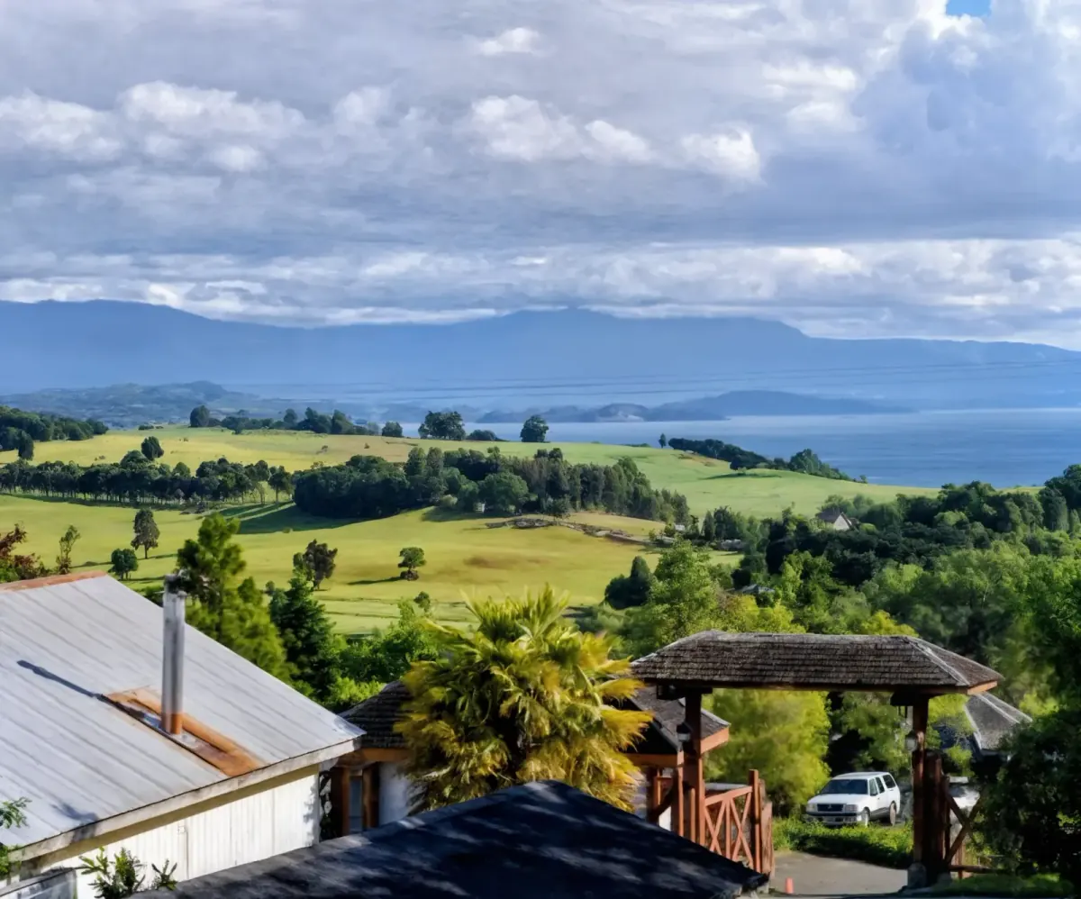 Vista privilegiada del entorno natural desde La Casona de Futrono, rodeada de madera, jardín y paisaje sureño